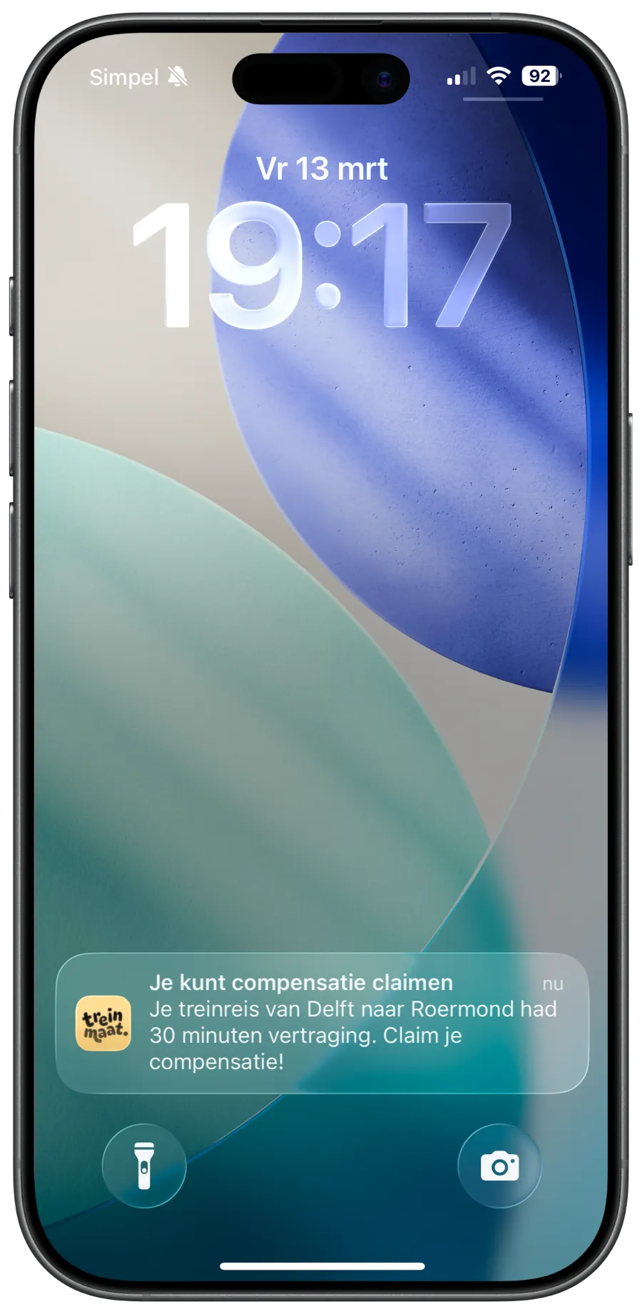 iPhone lockscreen met een Treinmaat push-notificatie over een claim­bare treinreis Delft – Roermond.